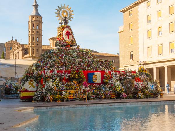 Fiestas del Pilar - das größte Stadtfest von Zaragoza in Spanien, das jährlich im Oktober zu Ehren der Schutzpatronin, der Virgen del Pilar, stattfindet und von internationalem touristischem Interesse ist