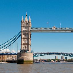 Flug London - Blick auf die Tower Bridge in London