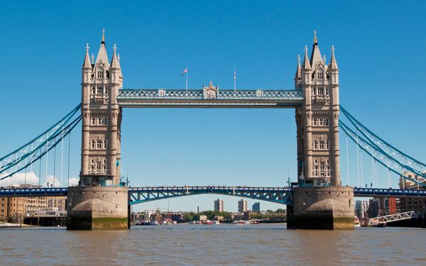 Flug London - Blick auf die Tower Bridge in London