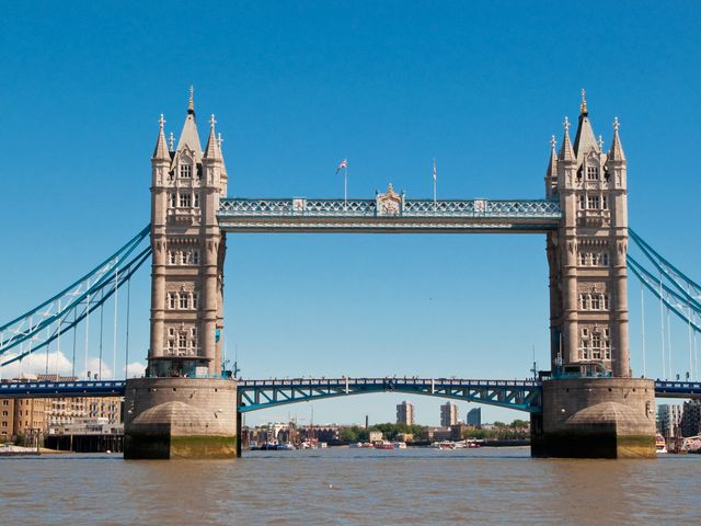 Flug London - Blick auf die Tower Bridge in London
