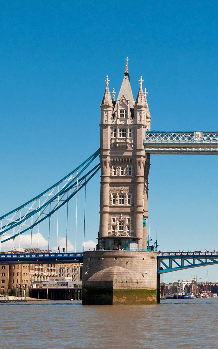Flug London - Blick auf die Tower Bridge in London