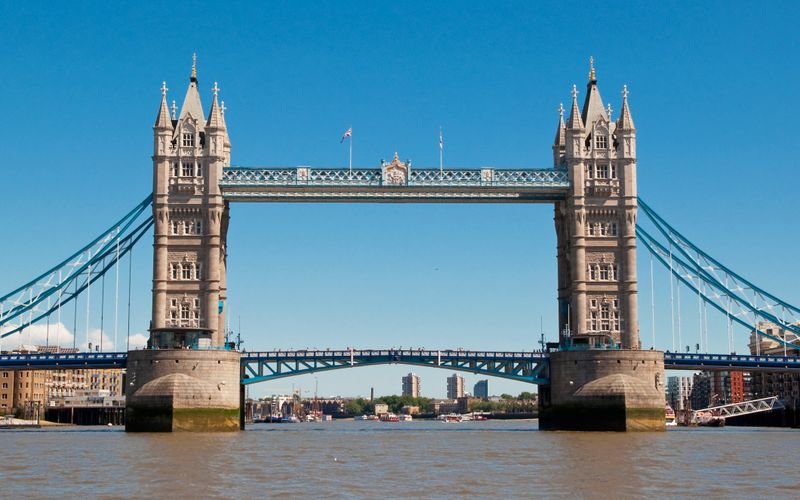 Flug London - Blick auf die Tower Bridge in London