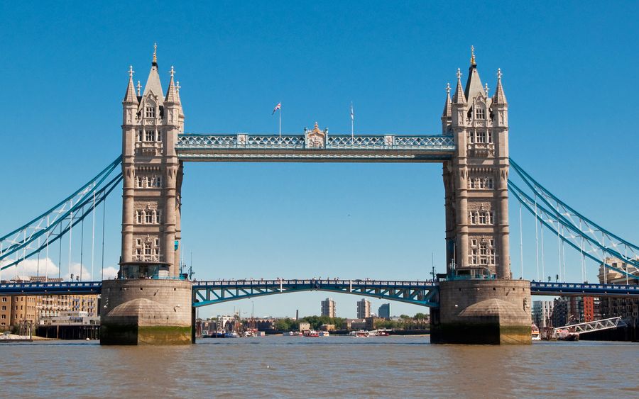 Flug London - Blick auf die Tower Bridge in London