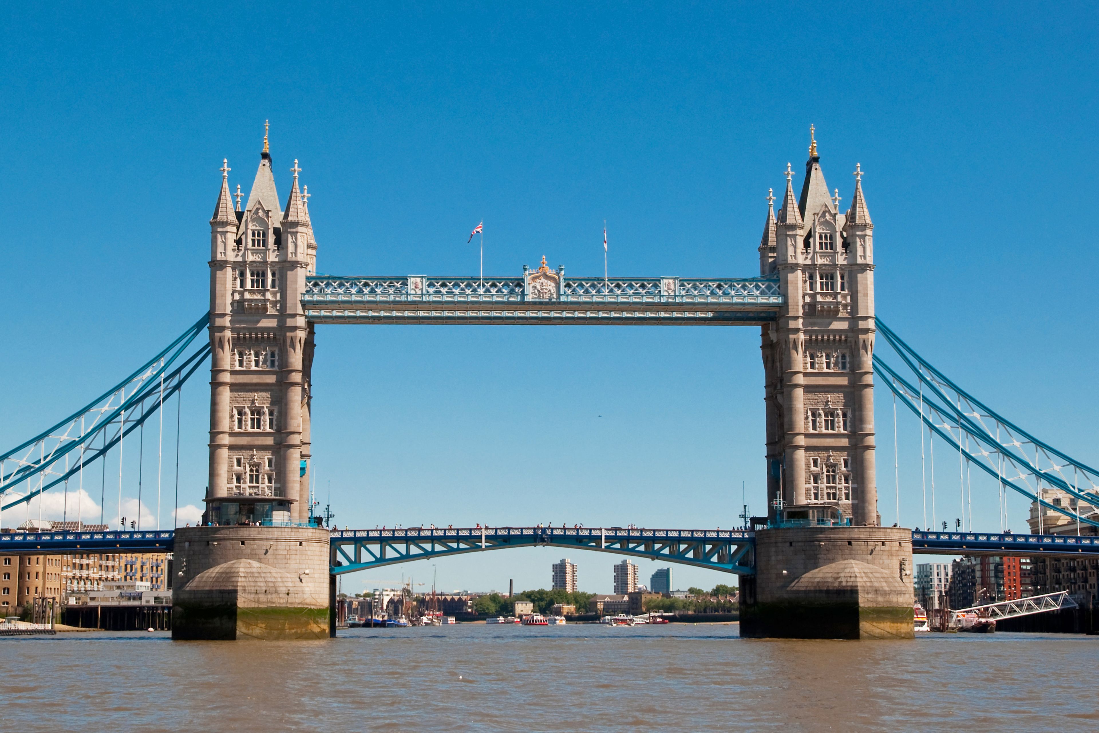 Flug London - Blick auf die Tower Bridge in London