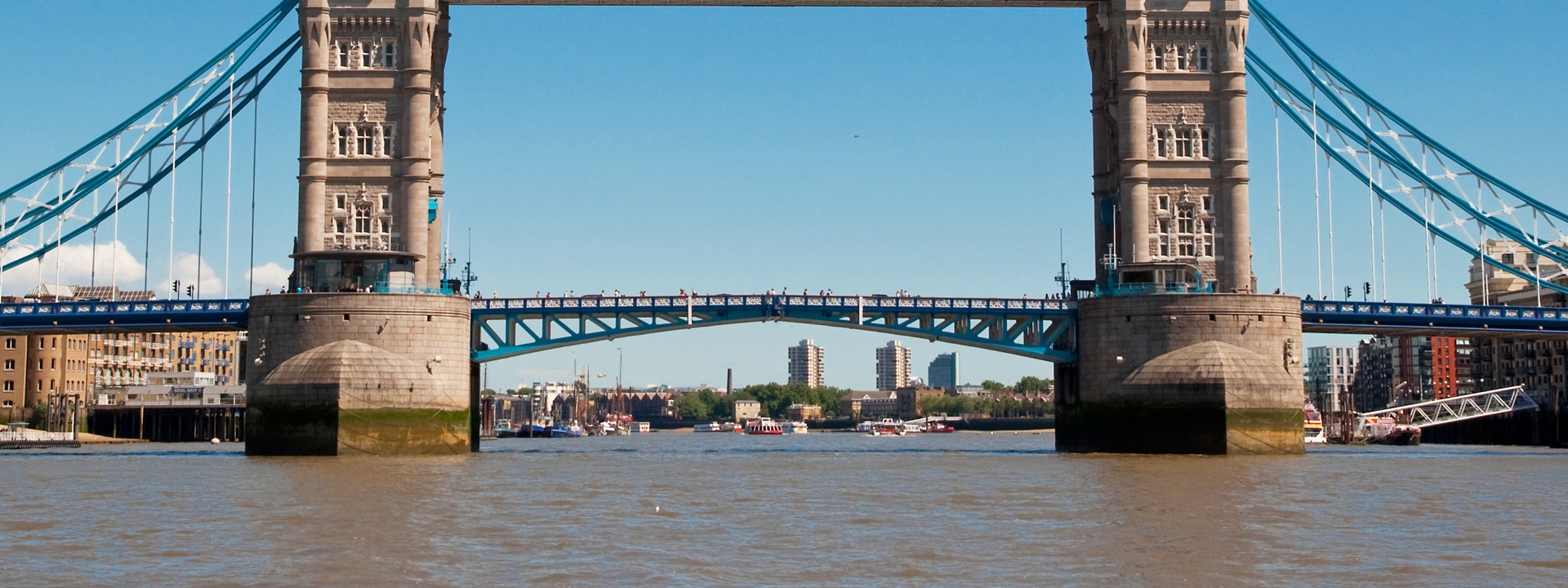 Flug London - Blick auf die Tower Bridge in London