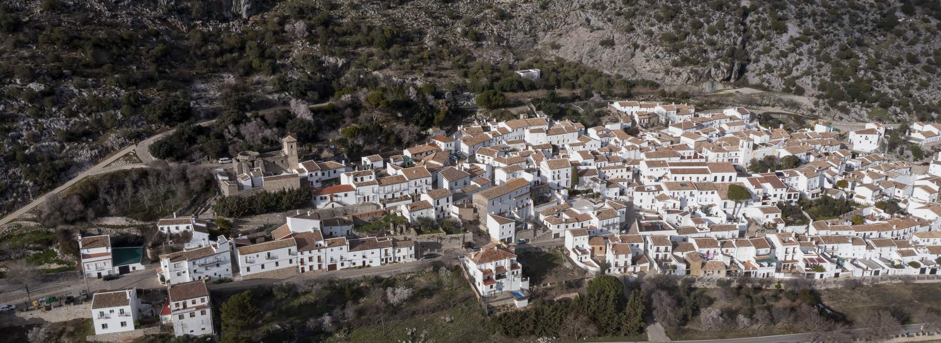 Villaluenga del Rosario - Blick auf das weisse Dorf in der Provinz Cadiz in Andalusien.