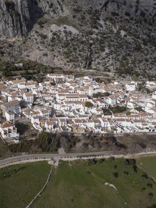 Villaluenga del Rosario - Blick auf das weisse Dorf in der Provinz Cadiz in Andalusien.