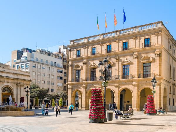 Castellón de la Plana - bekannt für ihre mittelalterlichen Gebäude, ihre Strände und die Nähe zu anderen attraktiven Orten wie Valencia und Barcelona.
