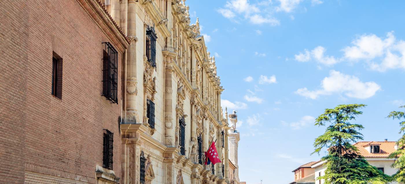 Alcalá de Henares - das historische Fest ehrt den berühmtesten Sohn der Stadt, den Schriftsteller Miguel de Cervantes (Don Quijote), und erinnert an seine Taufe am 9. Oktober 1547