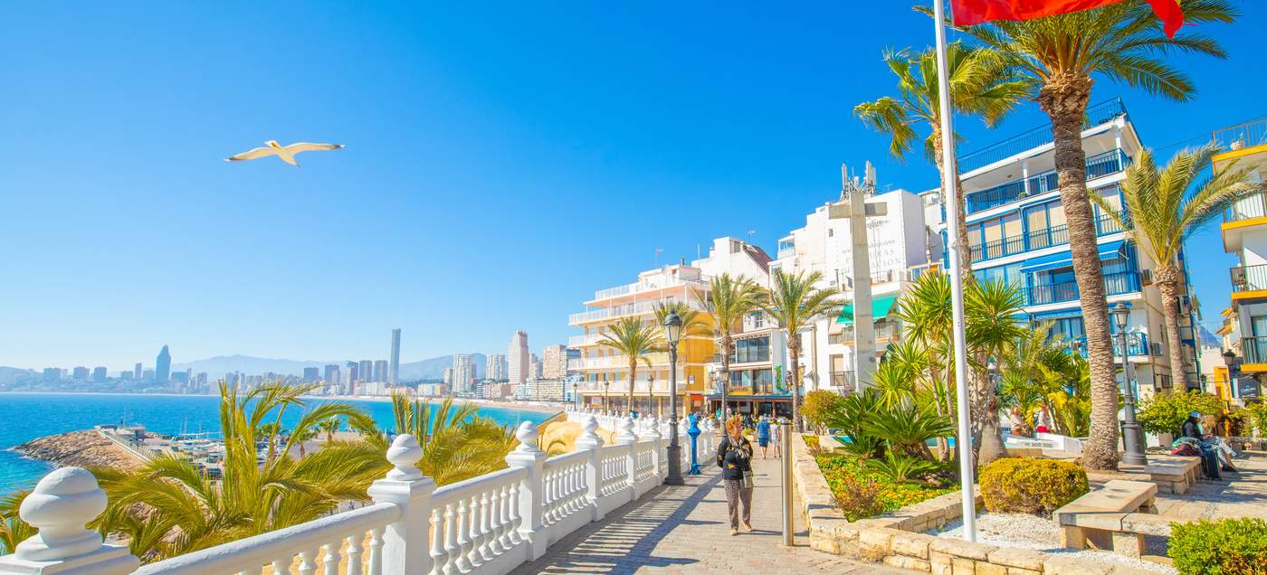 Fiestas Mayores Patronales - das wichtigste jährliche Stadtfest in Benidorm (Spanien), das jedes Jahr im November zu Ehren der Schutzheiligen der Stadt gefeiert wird: der Jungfrau von Sufragio (Virgen del Sufragio) und des Apostels Jakobus (San Jaime Apóstol)