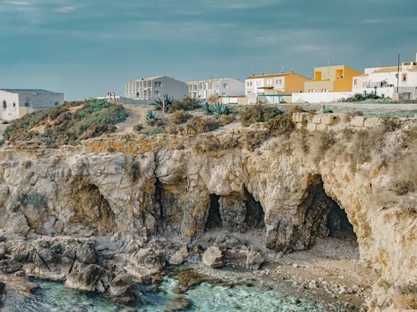 Cova del llop Mari auf der Insel Tabarca in Alicante.