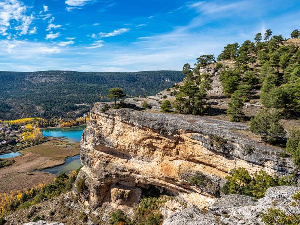 Serranía de Cuenca - zeichnet sich durch spektakuläre Felsformationen, Schluchten und Reliefs aus, die durch Erosion entstanden sind