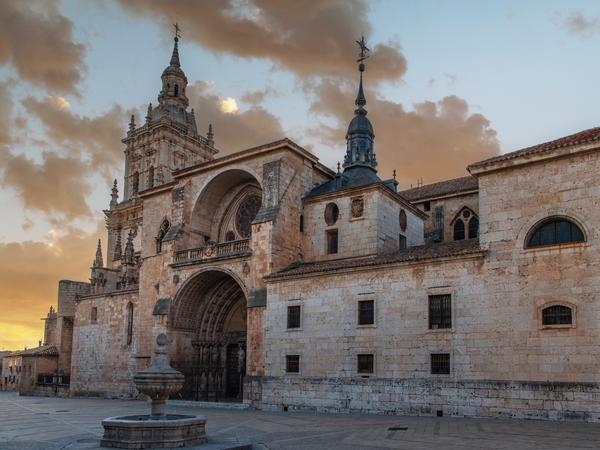 Kathedrale el burgo de osma - beeindruckendes Bauwerk im gotischen Stil, das auf einer früheren romanischen Kirche errichtet wurde