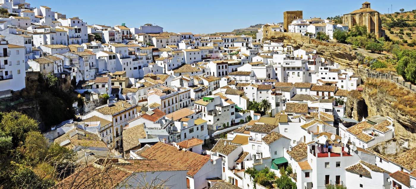 Setenil de las Bodegas in der Provinz Cadiz in Andalusien.