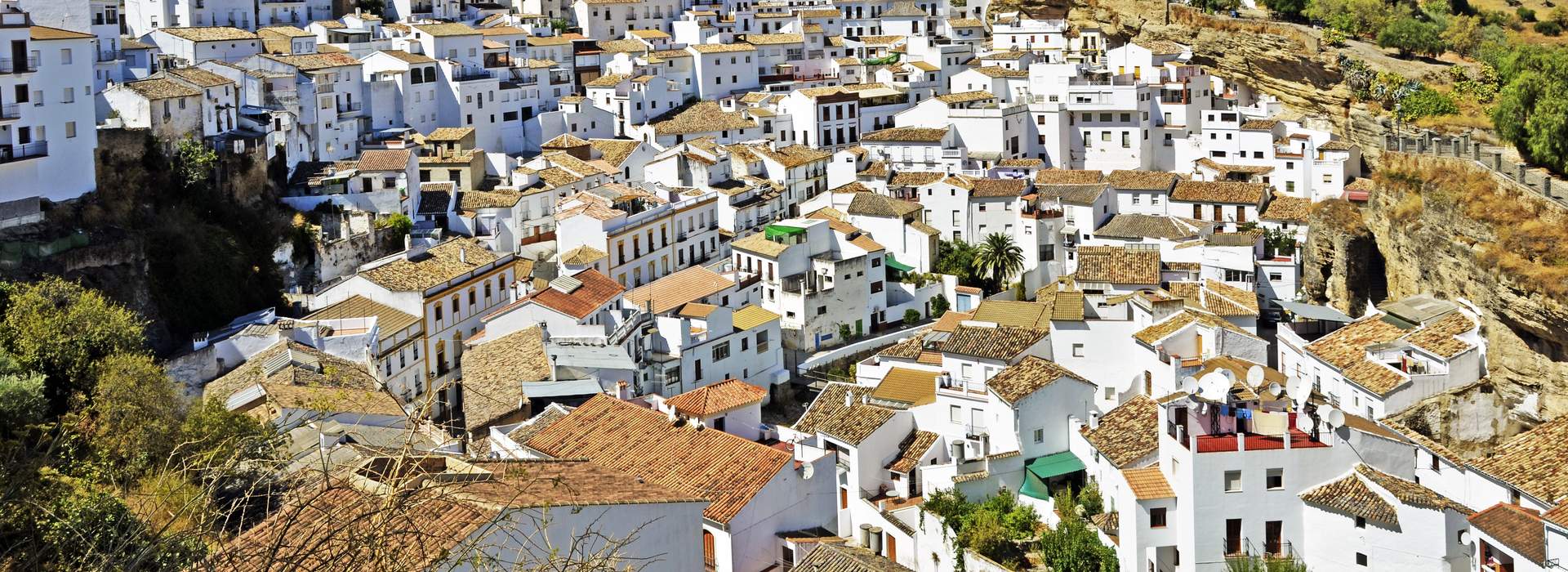 Setenil de las Bodegas in der Provinz Cadiz in Andalusien.