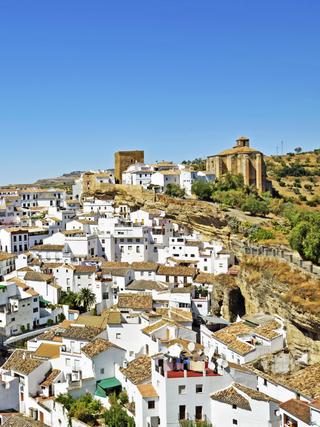 Setenil de las Bodegas in der Provinz Cadiz in Andalusien.