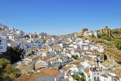 Setenil de las Bodegas in der Provinz Cadiz in Andalusien.