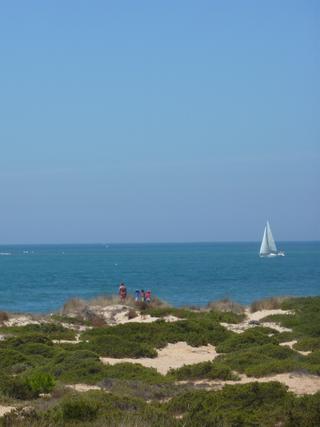 Blick von Chiclana de la Frontera in Andalusien aufs Meer.