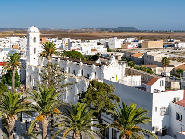 Conil - Küstenstadt in Andalusien, Spanien, bekannt für ihre schönen Strände, das lebhafte Stadtleben und die traditionelle Almadraba-Fischerei