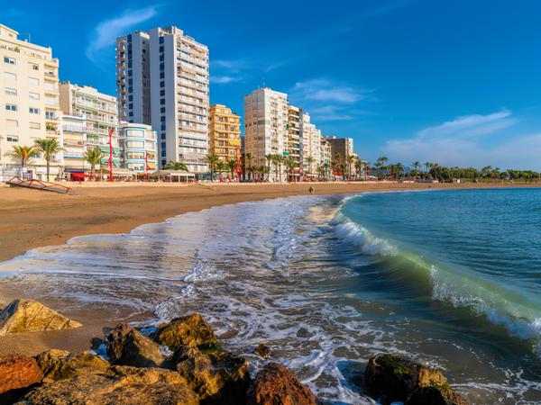 Bilck auf auf den Strand von Vinaros an der Costa del Azahar.