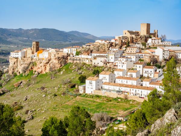 Hornos de Segura - liegt im Naturpark Sierras de Cazorla, Segura y Las Villas, eingebettet in die Berge mit Blick auf den Stausee Tranco de Beas und das Tal des oberen Guadalquivir