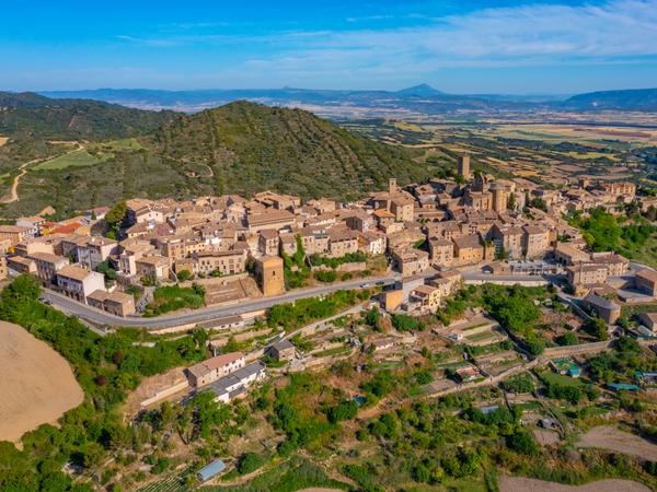 Sos del Rey Católico - liegt auf einem Hügel, war einst eine wichtige Grenzfestung zwischen Aragonien und Navarra und ist heute ein nationales Kulturerbe mit einer gut erhaltenen mittelalterlichen Stadtstruktur, einer Burg, Stadtmauern mit Toren und einem historischen jüdischen Viertel