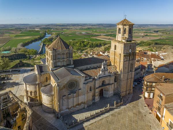 Toro - die Stadt liegt auf einem Felsplateau hoch über dem Duero-Fluss und ist von Weinbergen umgeben