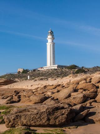 Kap Trafalgar mit Leuchtturm an der Costa de la Luz in Andalusien.