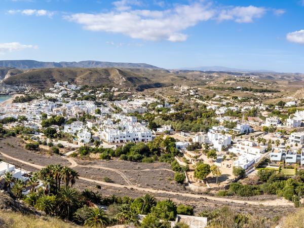 Las Negras - liegt an der Küste des Naturparks Cabo de Gata-Níjar und ist von vulkanischen Hügeln umgeben