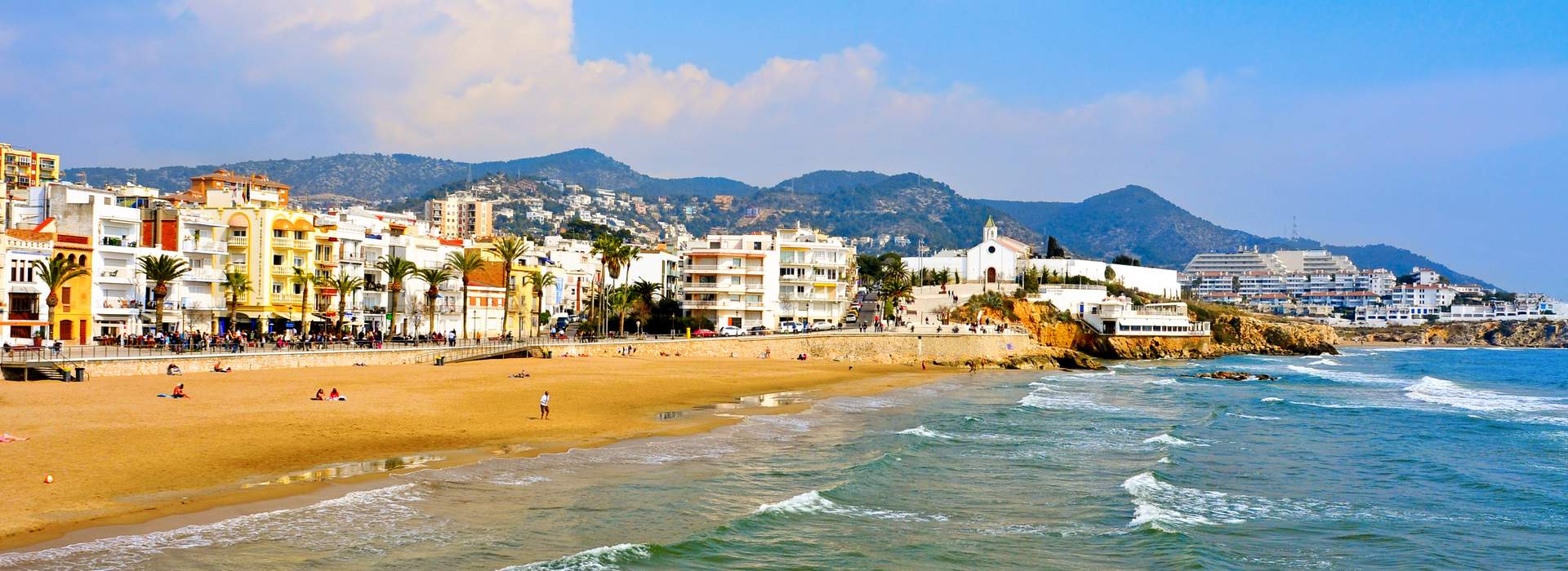 Sitges an der Costa Barcelona - Blick auf den Stadtstrand von Sitges.
