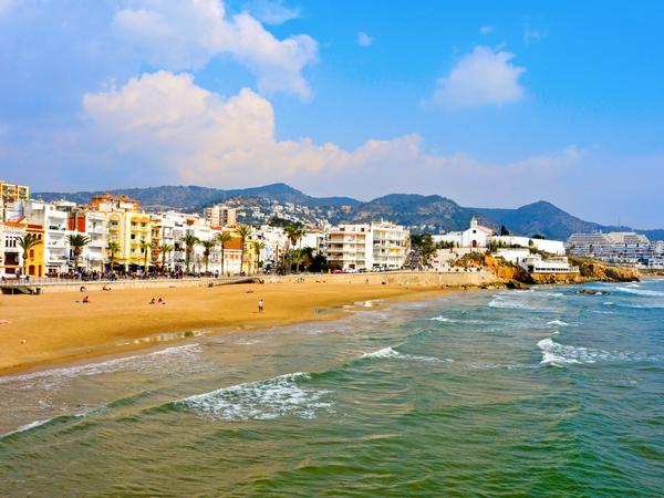 Sitges an der Costa Barcelona - Blick auf den Stadtstrand von Sitges.