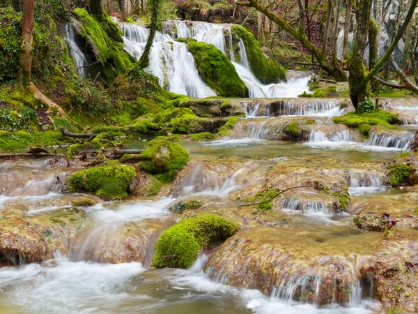 Toper - malerisches Dorf, bekannt für seine schönen Wasserfälle entlang des Flusses Molinar