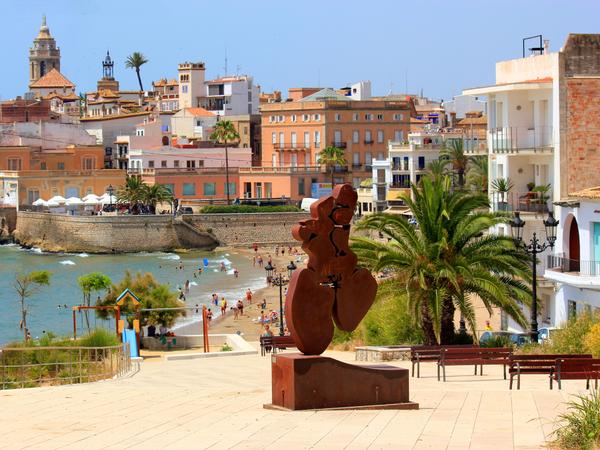 Sitges - charmante Küstenstadt südlich von Barcelona, bekannt für ihre schönen Strände, lebendige Atmosphäre und das LGBTQ+-freundliche Reiseziel