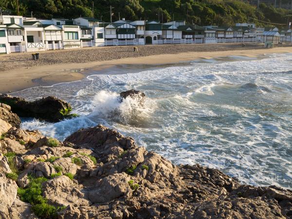 Platja de Garraf - schöner, kleiner Sandstrand in der Nähe von Barcelona, etwa 35 km von der Stadt entfernt, eingebettet in eine malerische Bucht und den Naturpark Garraf