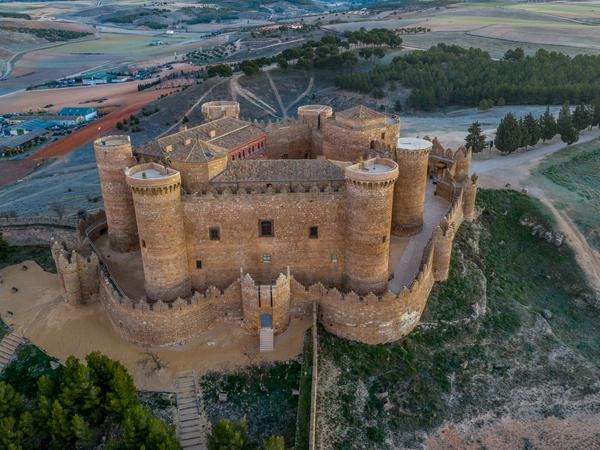 Schloss von Belmonte - liegt auf einem Hügel namens San Cristobal und zeichnet sich durch ihre sechseckige Form mit sechs Türmen aus