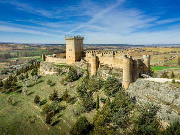 Peñaranda de Duero - liegt auf einem Felsen oberhalb des Ortes Peñaranda de Duero und diente als wichtiger Punkt an der befestigten Grenze zwischen den christlichen Königreichen und Al-Andalus