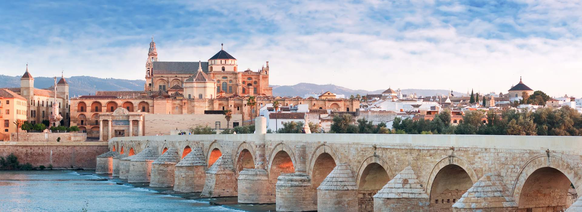 Provinz Cordoba - grenzt im Norden an die Provinzen Huelva und Sevilla, im Osten an die Provinz Málaga und im Süden an das britische Überseegebiet Gibraltar sowie an das Mittelmeer und an den Atlantischen Ozean