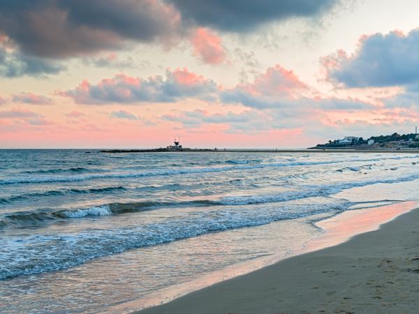 Ribes Roges Strand - beliebter Strand in Vilanova i la Geltrú, Katalonien, Spanien