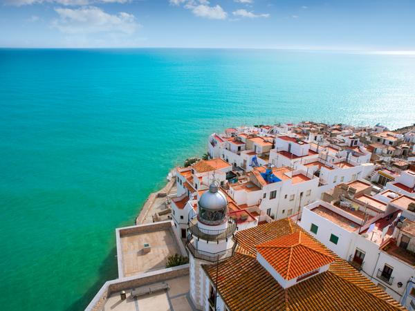 Peñíscola - malerische Altstadt, die auf einer Halbinsel liegt und vom Mittelmeer umspült wird
