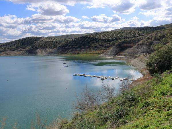Embalse de Vadomojón - liegt zwischen den beiden Grünen Wegen, Subbética und Olivenöl, und gehört zur Guadalquivir Hydrographischen Konföderation