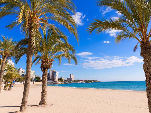 Der San Juan Strand in Alicante.