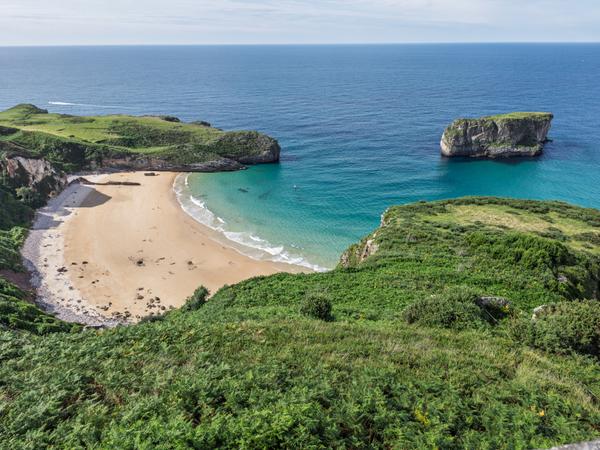 Ballotastrand - mit der kleinen Insel Castro, Llanes
