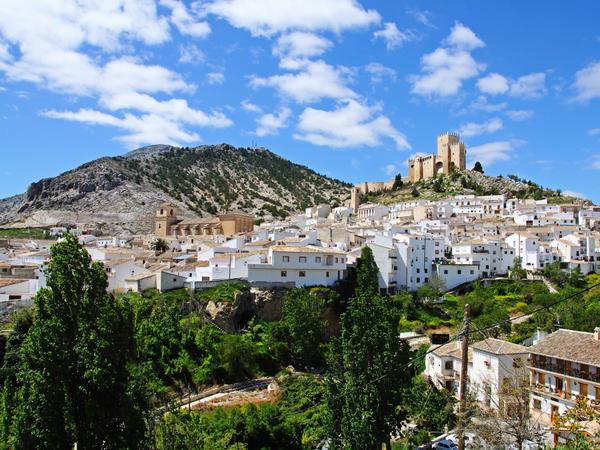 Los Vélez - bekannt für ihre beeindruckende Natur, insbesondere den Naturpark Sierra María-Los Vélez, der durch schroffe Felsformationen, tiefe Schluchten und eine artenreiche Flora und Fauna geprägt ist