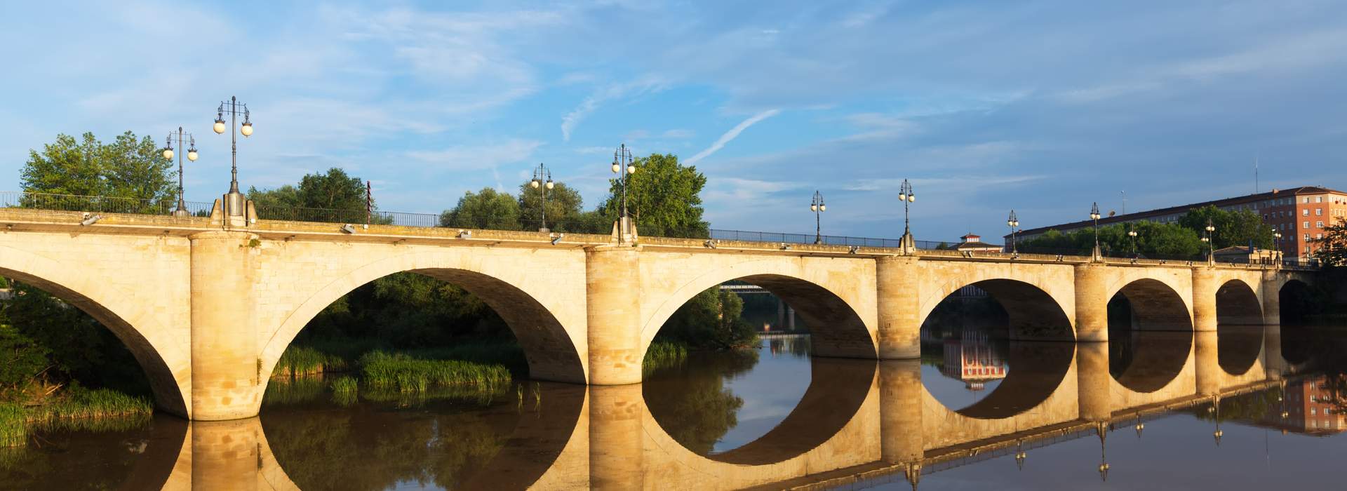 Logroño - Hauptstadt der autonomen Gemeinschaft La Roija in Spanien. Blick auf die alte Brücke über den Ebro.