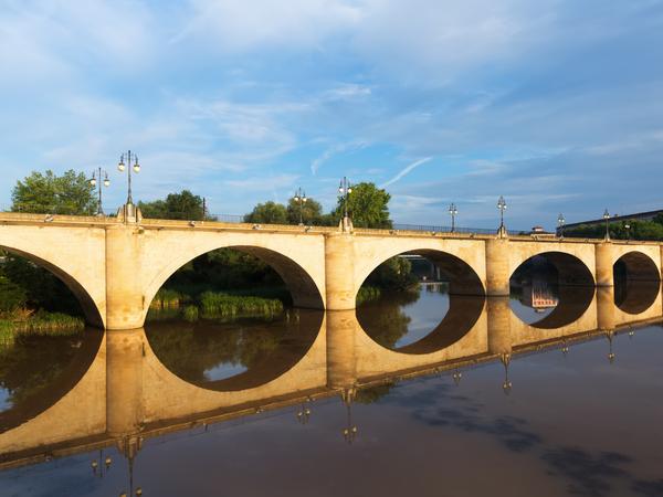 Logroño - Hauptstadt der autonomen Gemeinschaft La Roija in Spanien. Blick auf die alte Brücke über den Ebro.