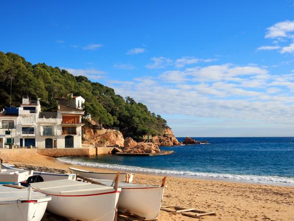Blick auf Tamariu an der Costa Brava in Katalonien.