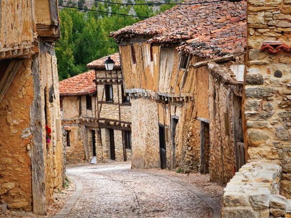 Soria - Alte Häuser, typische mittelalterliche Architektur in Calatanazor