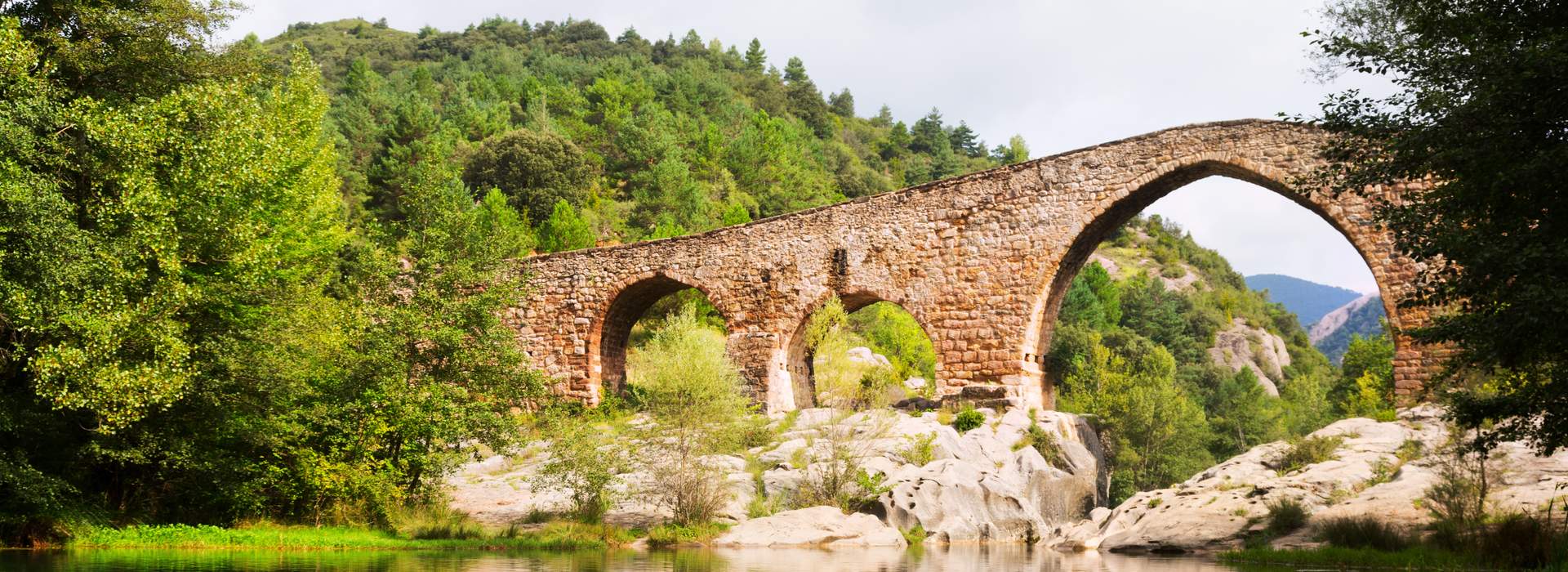 Eine Brücke über den Fluss Llobregat in Katalonien.