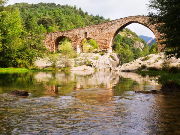 Eine Brücke über den Fluss Llobregat in Katalonien.