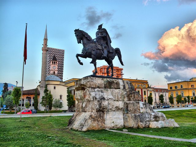 Günstige Flüge nach Tirana mit McFlight buchen.